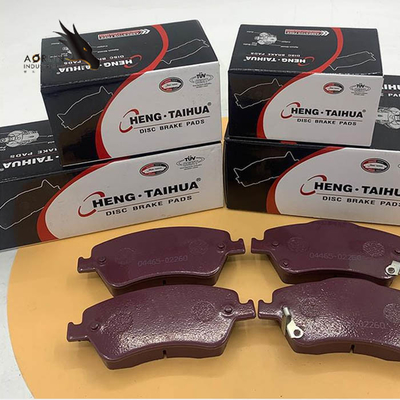 I produttori producono i vari materiali dei cuscinetti di freno semimetallici 04465-02260